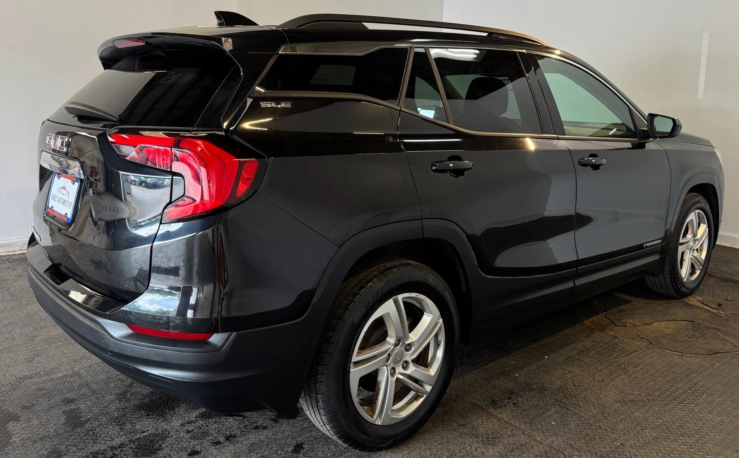 Used 2019 GMC Terrain SLE w/ Driver Convenience Package FWD image 5