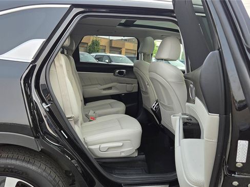Certified 2023 Kia Sorento SX Prestige w/ Panoramic Sunroof Package AWD/4WD image 38