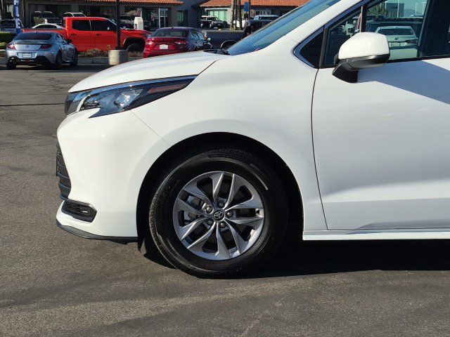 Used 2026 Toyota Sienna LE FWD image 24
