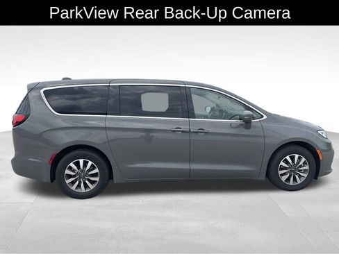 Used 2022 Chrysler Pacifica Touring-L FWD image 8