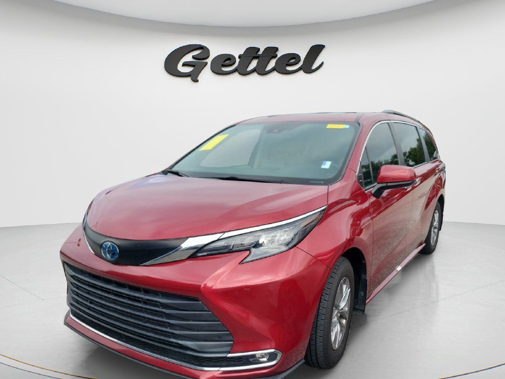 Used 2024 Toyota Sienna XLE FWD image 1