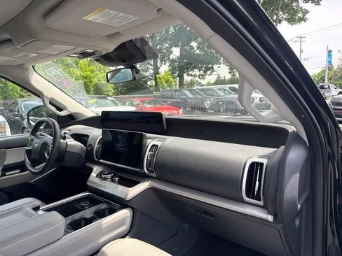 Used 2025 Ford Expedition Active AWD/4WD image 10