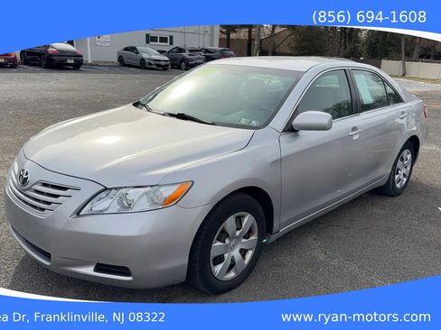 Used 2009 Toyota Camry LE FWD image 1