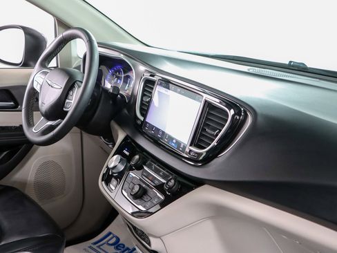Used 2023 Chrysler Pacifica Touring-L FWD image 26