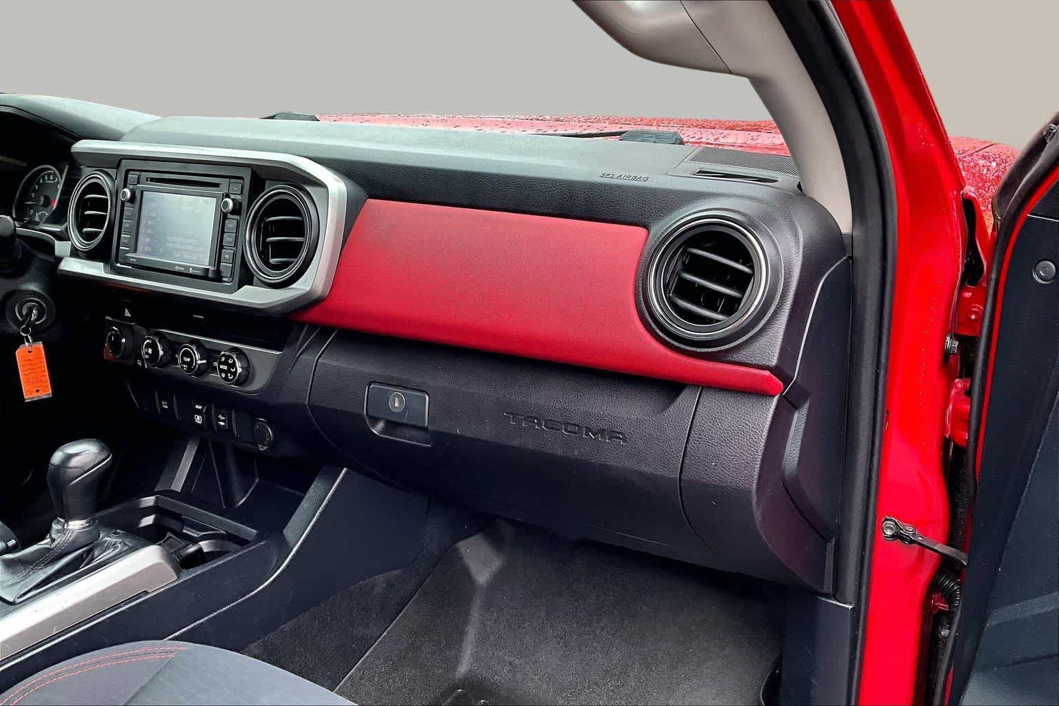 Used 2018 Toyota Tacoma SR5 AWD/4WD image 19