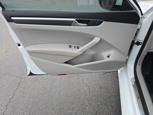 Used 2018 Volkswagen Passat 2.0T R-Line image 28