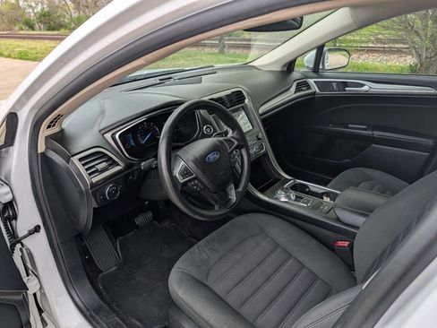 Used 2019 Ford Fusion SE image 3