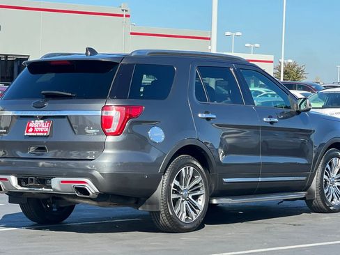 Used 2017 Ford Explorer Platinum image 2