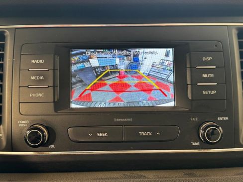 Used 2018 Kia Sedona LX image 25