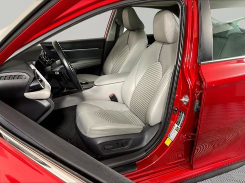 Used 2021 Toyota Camry SE w/ Cold Weather Package FWD image 20