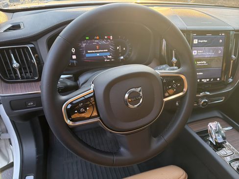 Certified 2023 Volvo XC60 B5 Ultimate w/ Climate Package image 18