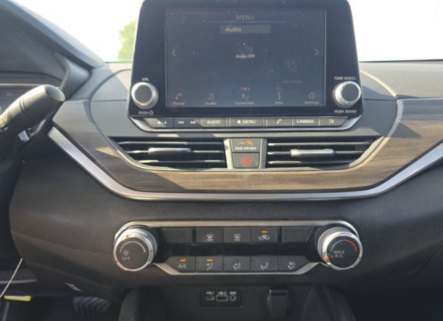 Used 2025 Nissan Altima 2.5 SV FWD image 13