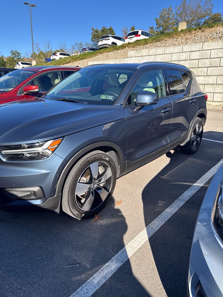 Used 2021 Volvo XC40 T5 Momentum w/ Protection Package AWD/4WD image 3