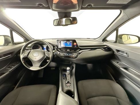 Used 2018 Toyota C-HR XLE FWD image 3