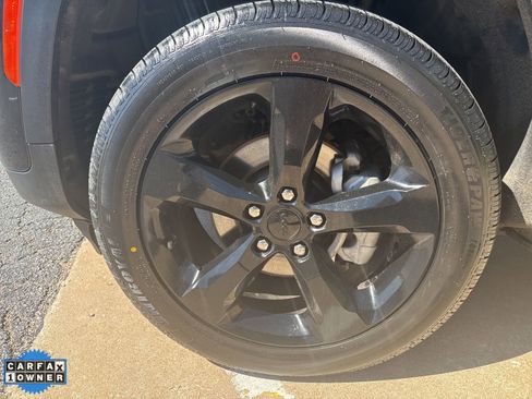 Used 2023 Jeep Grand Cherokee Limited w/ Black Appearance Package AWD/4WD image 9