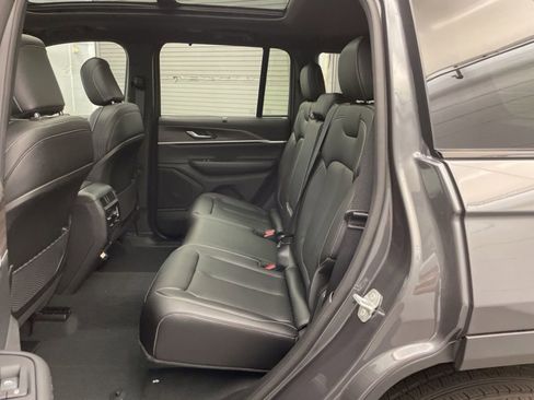 New 2025 Jeep Grand Cherokee Limited w/ Luxury Tech Group II image 17