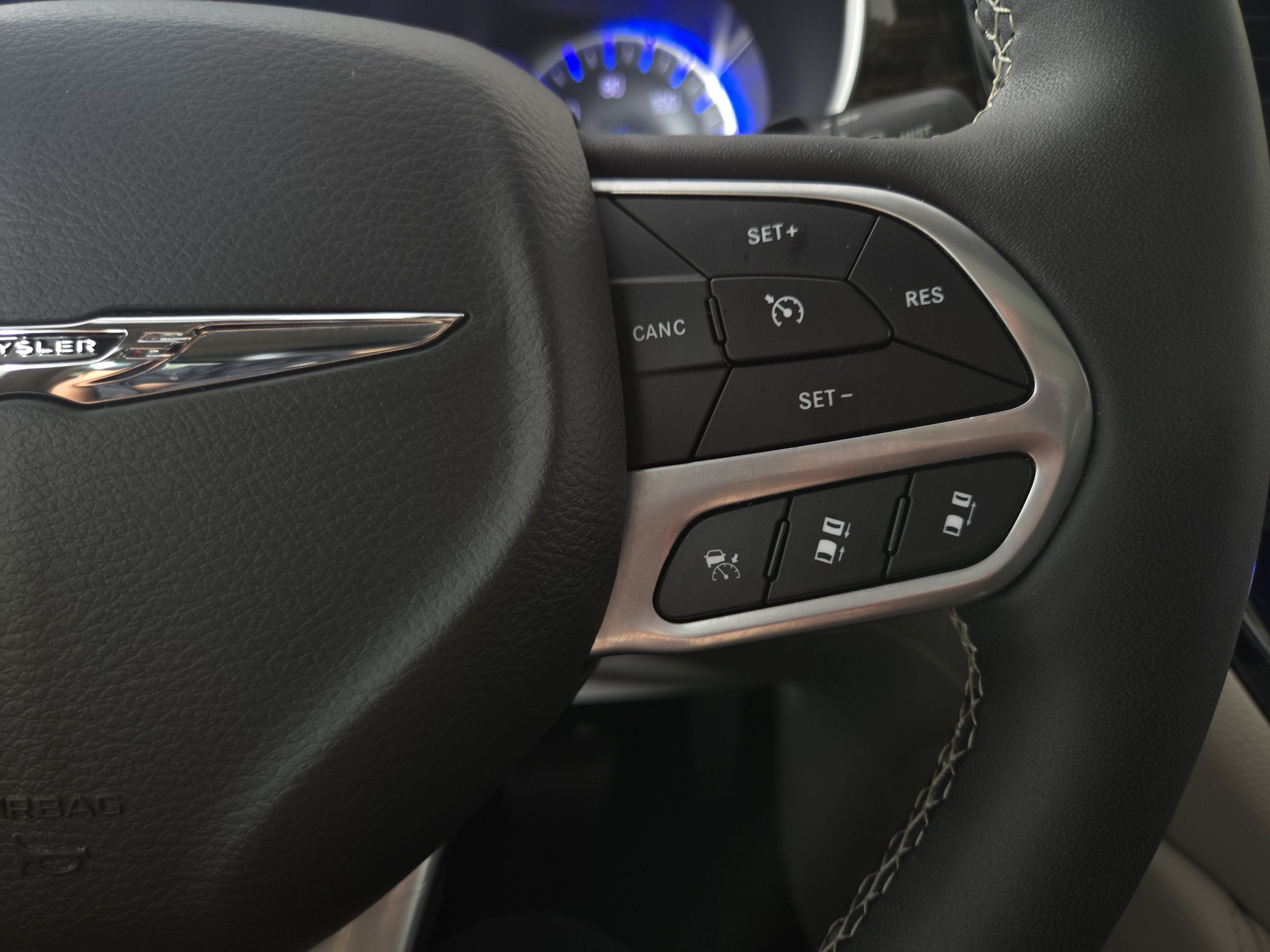 Used 2024 Chrysler Pacifica Limited FWD image 17