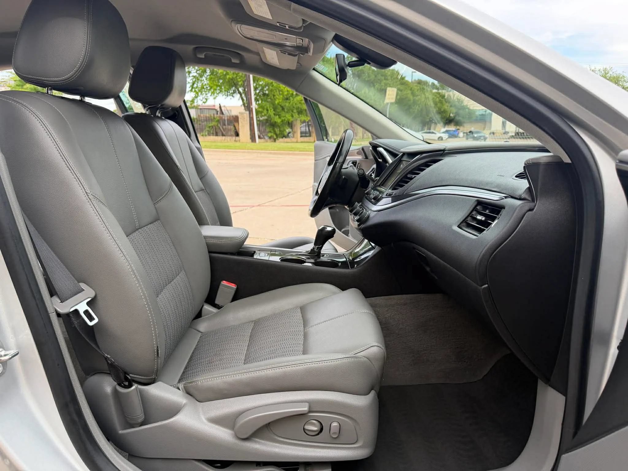 Used 2019 Chevrolet Impala LT FWD image 23