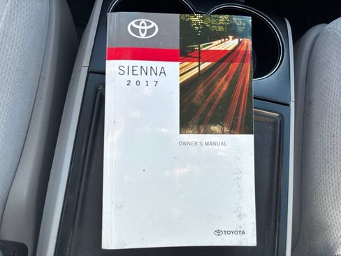 Used 2017 Toyota Sienna LE FWD image 29