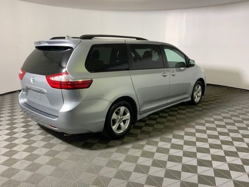 Used 2019 Toyota Sienna LE w/ LE Preferred Package image 8