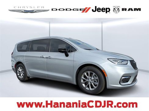 New 2026 Chrysler Pacifica Limited w/ Trailer Tow Group image 1