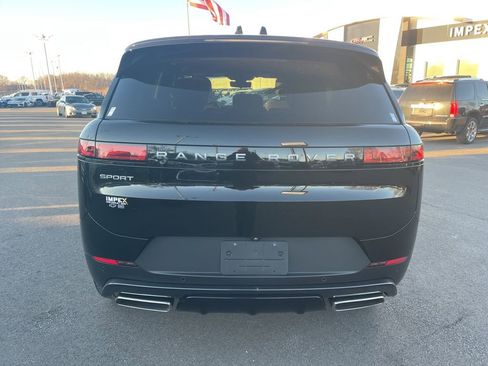 Used 2025 Land Rover Range Rover Sport SE image 4