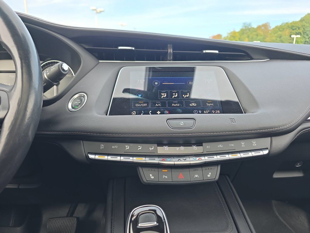 Used 2021 Cadillac XT4 Luxury w/ Cold Weather Package AWD/4WD image 30