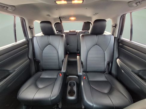 Used 2021 Toyota Highlander XLE FWD image 19