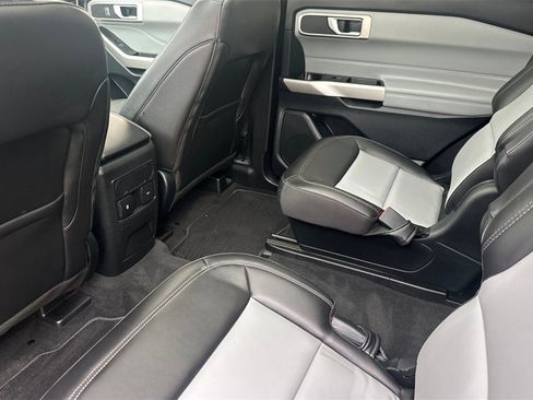 Used 2022 Ford Explorer XLT image 13