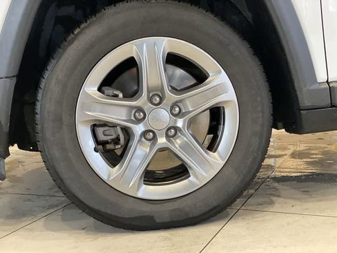 Used 2024 Jeep Compass Latitude image 12