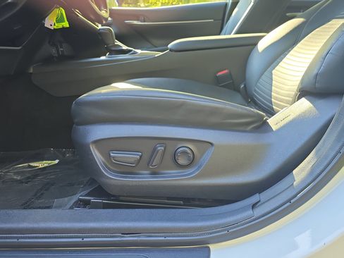 Used 2024 Toyota Camry SE image 28