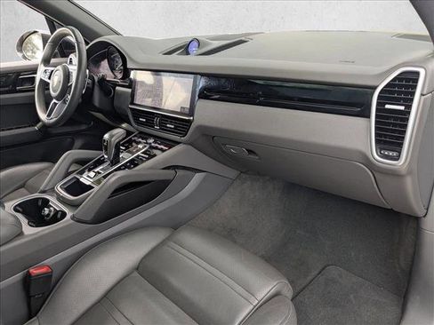 Used 2019 Porsche Cayenne E-Hybrid w/ Premium Package image 23