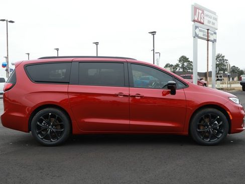 New 2026 Chrysler Pacifica Select w/ S Appearance Package image 4