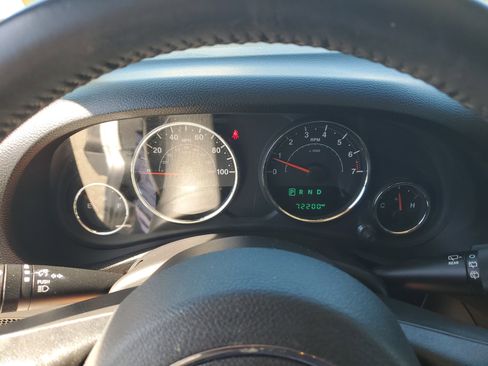 Used 2018 Jeep Wrangler Unlimited Sahara w/ Connectivity Group image 17