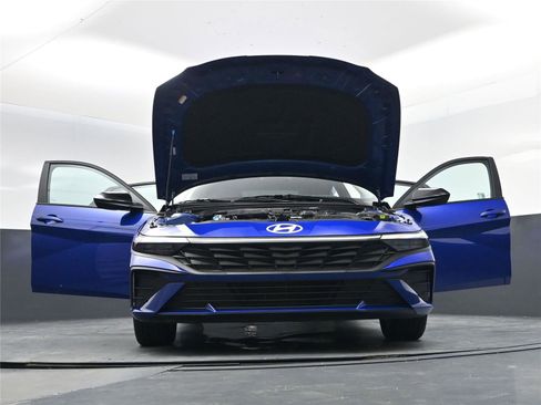 Certified 2025 Hyundai Elantra Sport image 22