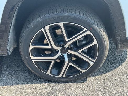 Certified 2025 Jeep Compass Limited w/ Elite Group AWD/4WD image 9