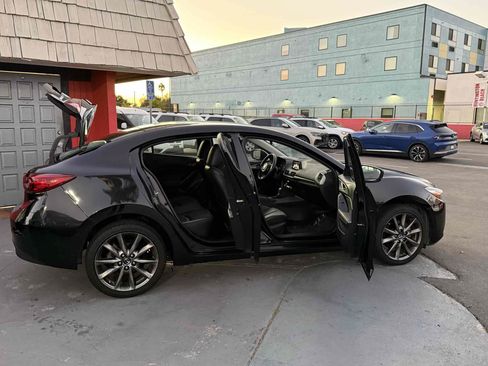 Used 2018 MAZDA MAZDA3 Touring FWD image 46
