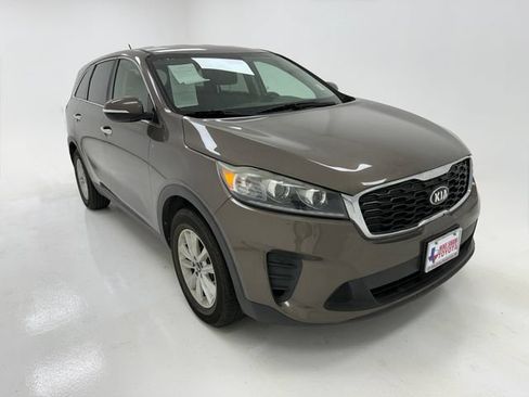 Used 2019 Kia Sorento FWD V6 image 2