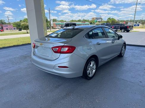 Used 2017 Chevrolet Cruze LT w/ Convenience Package FWD image 3