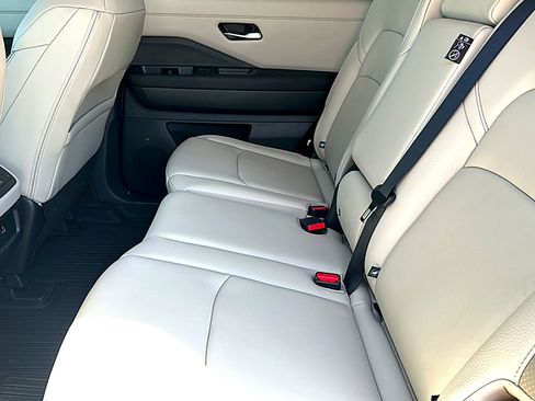Used 2025 Nissan Pathfinder SL FWD image 18