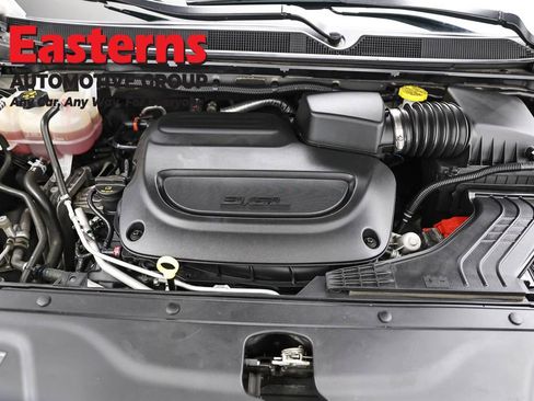 Used 2023 Chrysler Pacifica Touring-L FWD image 7