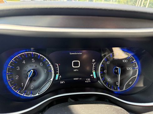 Used 2024 Chrysler Pacifica Touring-L FWD image 23