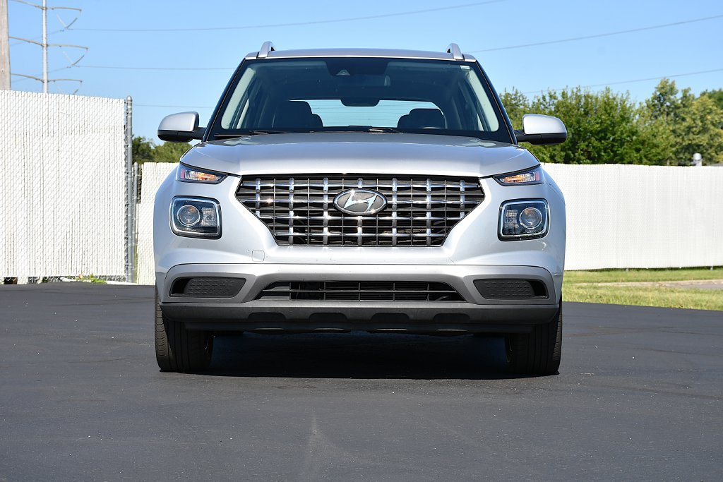 Used 2022 Hyundai Venue SEL FWD image 2