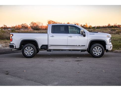 Used 2024 Chevrolet Silverado 2500 High Country w/ High Country Premium Package image 2