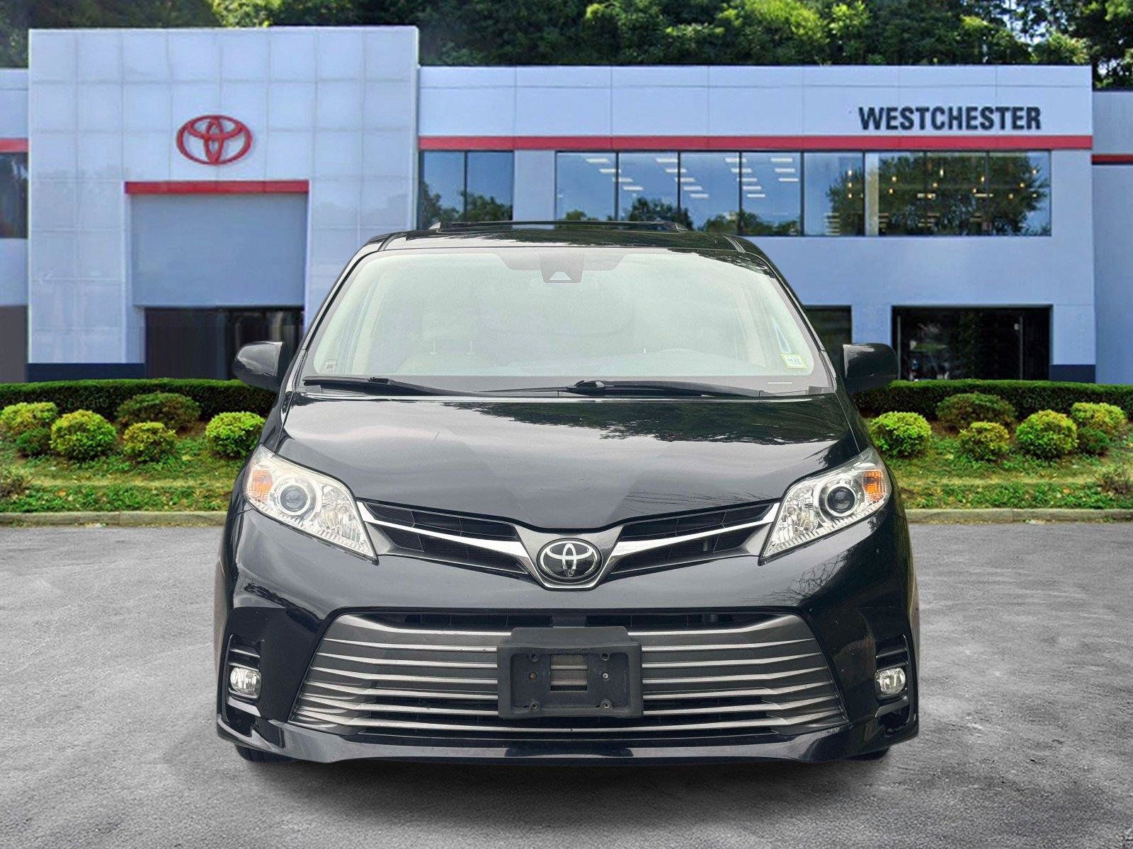Used 2019 Toyota Sienna XLE w/ XLE Navigation Package FWD image 2