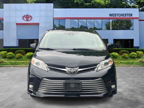 Used 2019 Toyota Sienna XLE w/ XLE Navigation Package FWD image 2