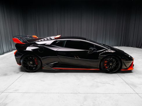 Used 2021 Lamborghini Huracan STO RWD image 15