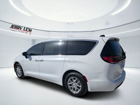 New 2026 Chrysler Pacifica Select FWD image 5