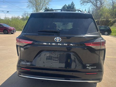 Used 2025 Toyota Sienna Platinum AWD/4WD image 11
