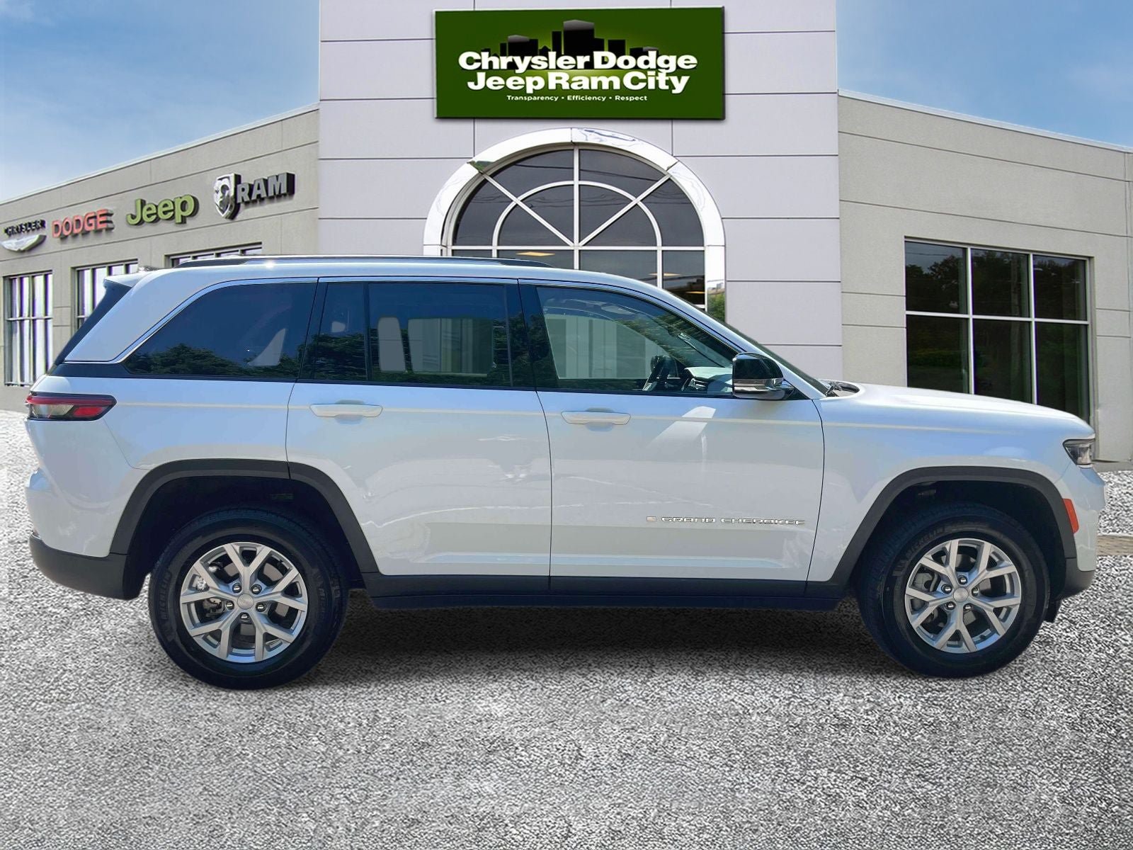 Used 2023 Jeep Grand Cherokee Limited AWD/4WD image 5